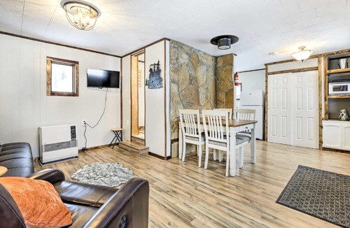 Fishhook House | Creekside Cabin < 2 Mi to Hike, Bike & Ski!