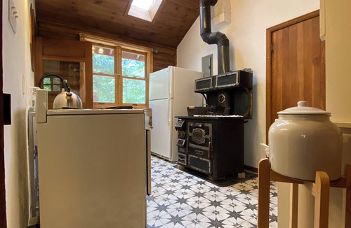 Lyons Cabin | Creekside cabin