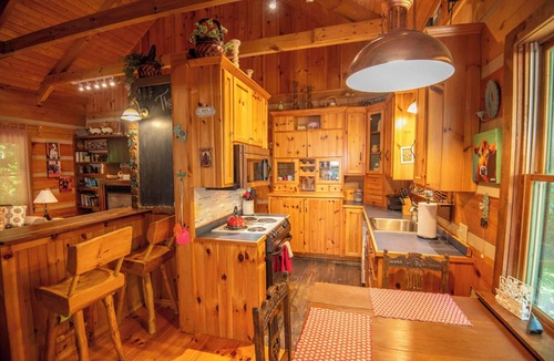 West Jefferson Cabin | Creekside Escape | Hot Tub & Wooded Privacy | Prime West Jefferson Location