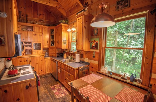 West Jefferson Cabin | Creekside Escape | Hot Tub & Wooded Privacy | Prime West Jefferson Location