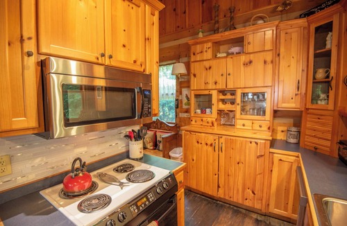 West Jefferson Cabin | Creekside Escape | Hot Tub & Wooded Privacy | Prime West Jefferson Location
