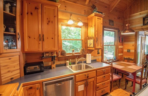 West Jefferson Cabin | Creekside Escape | Hot Tub & Wooded Privacy | Prime West Jefferson Location