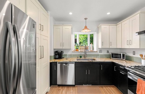 Downtown Anchorage House | Creekside Retreat, King Bed Near Downtown & Trails, sleeps 14!