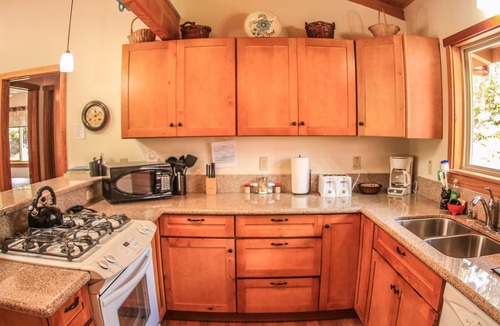 Ohia Estates Cottage | Cute, spacious rainforest cottage close to HVNP