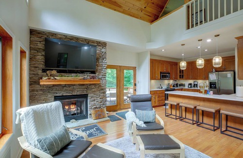 Beech Mountain Cabin | Deck + Scenic Views: Beech Mtn Group Getaway