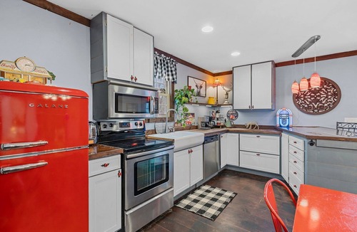 Fairview Cottage | Deer Bluff Cottage-Retro theme, Hot Tub, Firepit, Arcade, Log Playhouse, Nursery