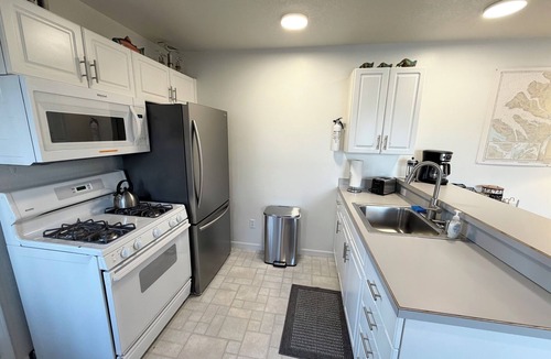 Kodiak House | Deluxe Oceanfront 3 Bedroom, 1 Bath home with full kitchen and beach access