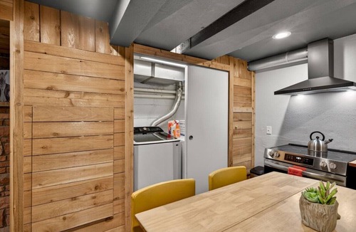Roxhill Apartment | Deluxe West Seattle Apartment | Sleeps 6 | FIFA