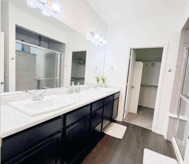 Gateway House | Den Haven Entire Home Near DIA With Three Bedrooms And Private En Suite Baths