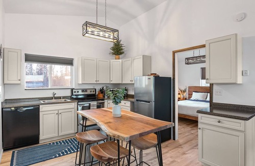 Trapper Creek Apartment | DENALI PENTHOUSE, lakefront near Talkeetna and Denali State Park