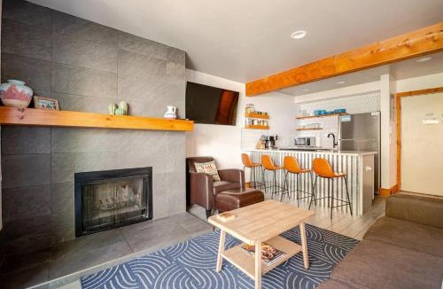 Historic District Apartment | Der Steiermark Unit 108 - Cozy King Studio Off Main St & Peak 9 Base w AC, Balcony, Shared Hot Tub & Free Parking - No Fireplace