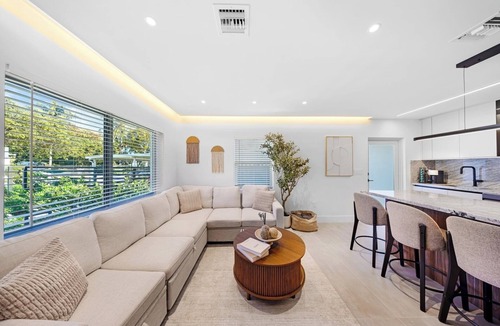Seybold House | Design Dist Cozy New Home | BBQ and Private HotTub