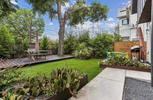 Holly House | Designer Eastside Austin Oasis - Chef's Kitchen & Private Yard with BBQ near Downtown