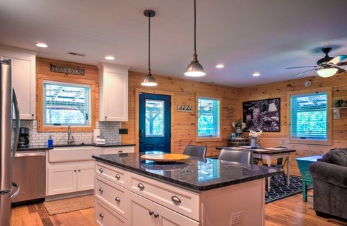 Weaverville Cabin | Dillingham Dacha | Country Charm, Patio & Deck + Biltmore Pass