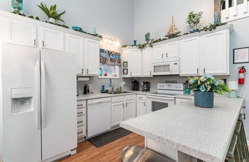 Surfside Beach House | DISCOUNTED: SOME AUGUST WEEKS*SPACIOUS 4 BDM, CLOSE TO OCEAN, LINENS 🌊
