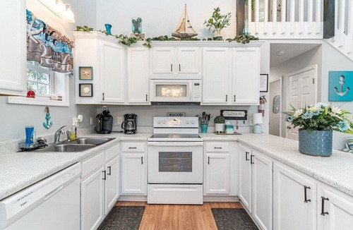 Surfside Beach House | DISCOUNTED: SOME AUGUST WEEKS*SPACIOUS 4 BDM, CLOSE TO OCEAN, LINENS 🌊