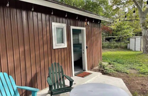 Windsor Park House | Discover UT Austin in just 6 mins! Cozy studio retreat awaits.