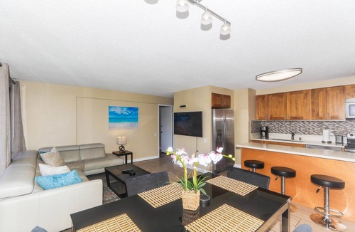 Kaka'ako Condo | Discovery Bay Waikiki, 2BR 2BA, close to beach, free parking, washer/dryer, cable & streaming TV!