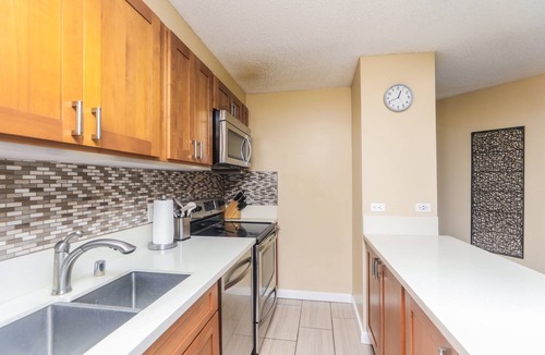 Kaka'ako Condo | Discovery Bay Waikiki, 2BR 2BA, close to beach, free parking, washer/dryer, cable & streaming TV!
