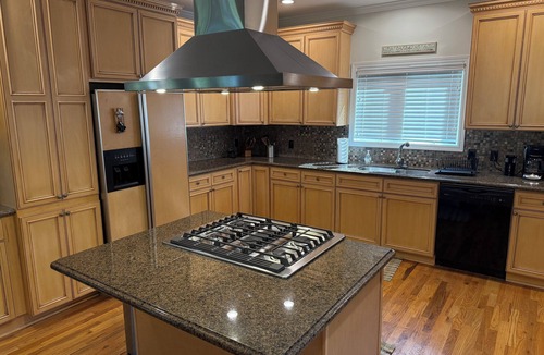 Gainesville House | Dockside Retreat on Lake Lanier - Stay, Swim, Ski