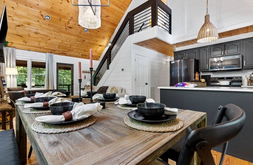 McCaysville Cabin | Dog Friendly Cabin w/Amenities Galore! Frisbee Golf - Gym - Ping Pong - Creek