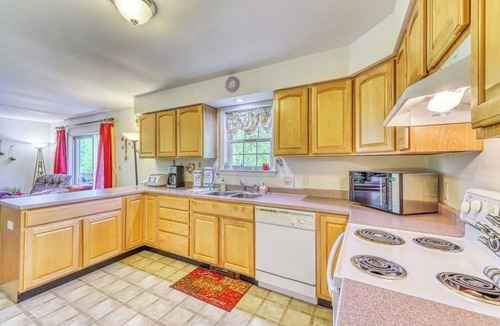Franconia House | Dog-friendly country home w/jetted tub, backyard & grill
