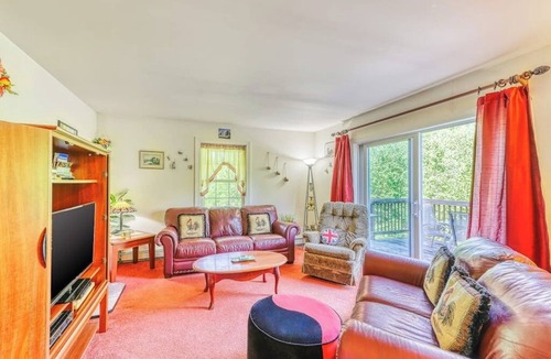 Franconia House | Dog-friendly country home w/jetted tub, backyard & grill