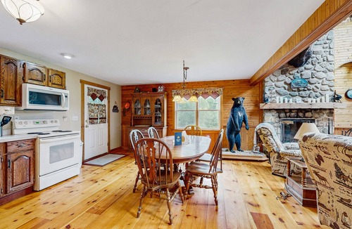 Jefferson House | Dog-friendly home with huge yard - near swimming hole, snowmobiling