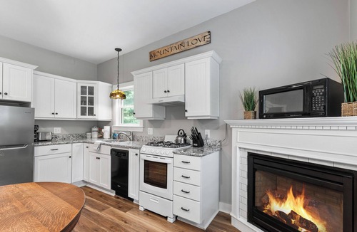 Intervale Condo | Dog friendly, Jacuzzi tub, Full kitchen, River Patio