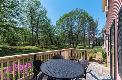 Intervale Condo | Dog friendly, Jacuzzi tub, Full kitchen, River Patio