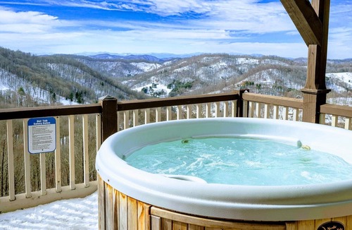 Wolf Laurel Ski Chalet | Dog Friendly Mountain Chalet w/3BR & Amazing Views! Sleeps 10!!