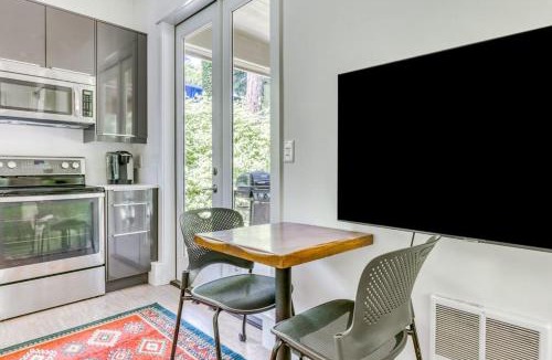 Stevenson House | Dog-friendly studio with river view patio grill & shared W&D