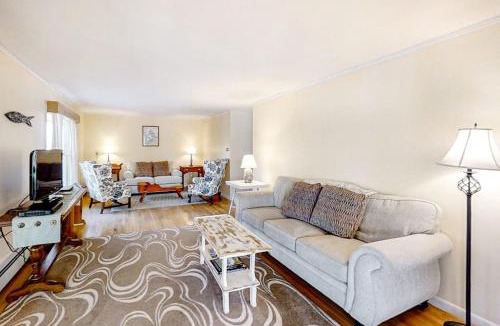 Mount Desert House | Dory Haven: Cove-front Home with sunroom, screened porch & waterfront yard