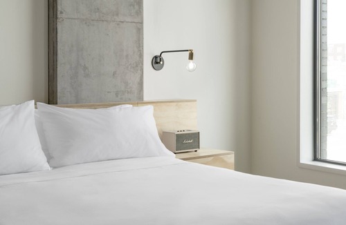 East Cesar Chavez Hotel | Double Room at Arrive Austin, City View, Dog-Friendly, Minutes to Zargosa Park!