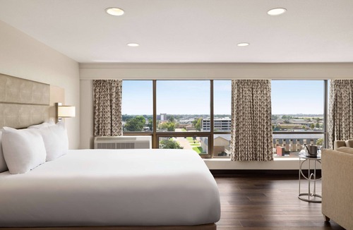 Kenner - Louis Armstrong International Airport Hotel | DoubleTree by Hilton Hotel New Orleans Airport