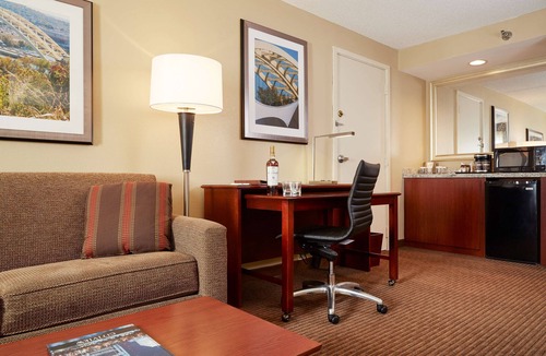 Sharonville Hotel | DoubleTree Suites by Hilton Hotel Cincinnati - Blue Ash