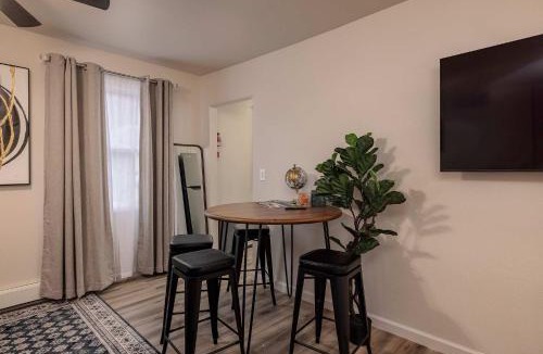 Downtown Anchorage Apartment | Downtown Art Deco - Studio