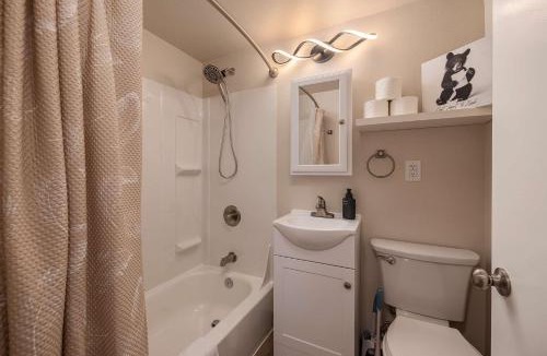 Downtown Anchorage Apartment | Downtown Art Deco - Studio