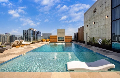 Rainey Street Historic District Condo | Downtown Austin Condo | 1BR + Sleep Sofa | Natiivo