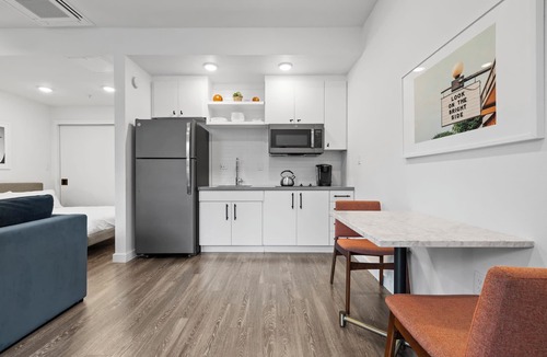 East Cesar Chavez Apartment | Downtown Austin Studio -Queen & Sofa Bed-Patio