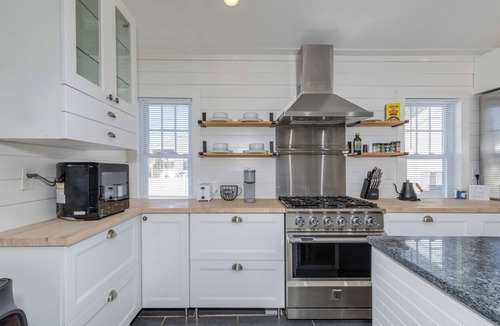 Ogunquit Cottage | Downtown Cottage Retreat, Steps to Beach, Dining & Shops. Sleeps 4!