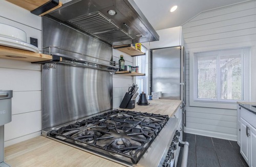 Ogunquit Cottage | Downtown Cottage Retreat, Steps to Beach, Dining & Shops. Sleeps 4!