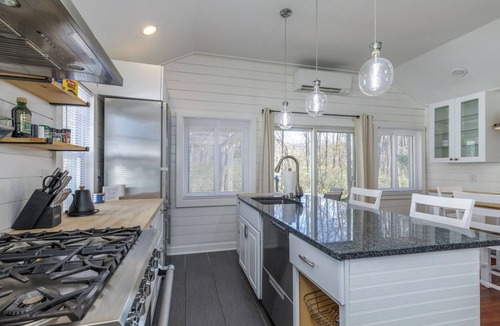Ogunquit Cottage | Downtown Cottage Retreat, Steps to Beach, Dining & Shops. Sleeps 4!