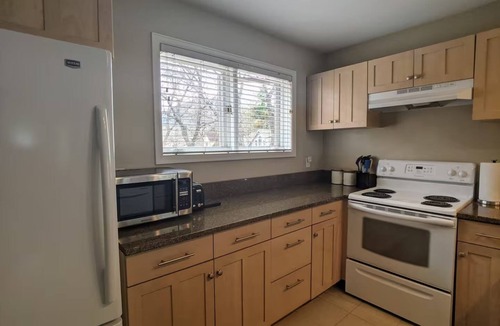 Goss - Grove Condo | Downtown Creekside Retreat