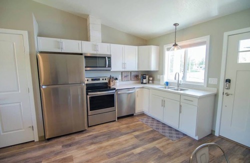 Palmer Bed & Breakfast | Downtown Palmer Retreat Stunning Mountain Views