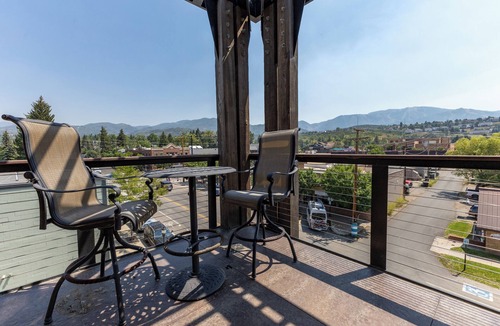 Downtown Steamboat Springs Condo | Downtown Penthouse | Chef's Kitchen | Covered Parking