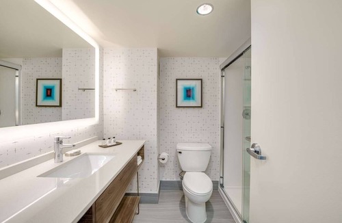 Downtown Columbus Hotel | Downtown Relaxing Holiday ! Pet-Friendly Unit w/Garden, Near Victorian Village!