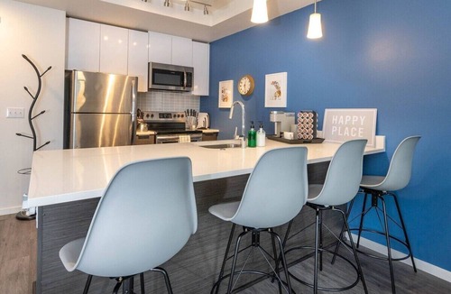 Hilltop Apartment | Downtown-Smart TV-King Bed-Self Check-In-Balcony