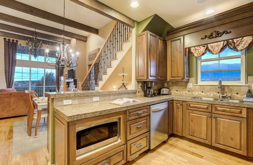 Central Colorado Springs House | Downtown Townhome | Rooftop Deck | Pet Friendly