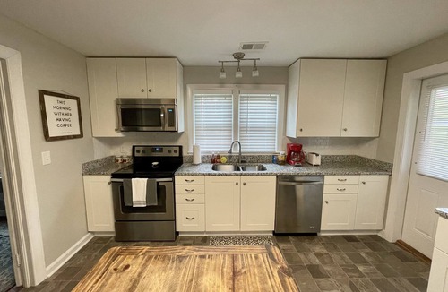 West Jefferson House | Downtown West Jefferson Cottage- 5 minute walk